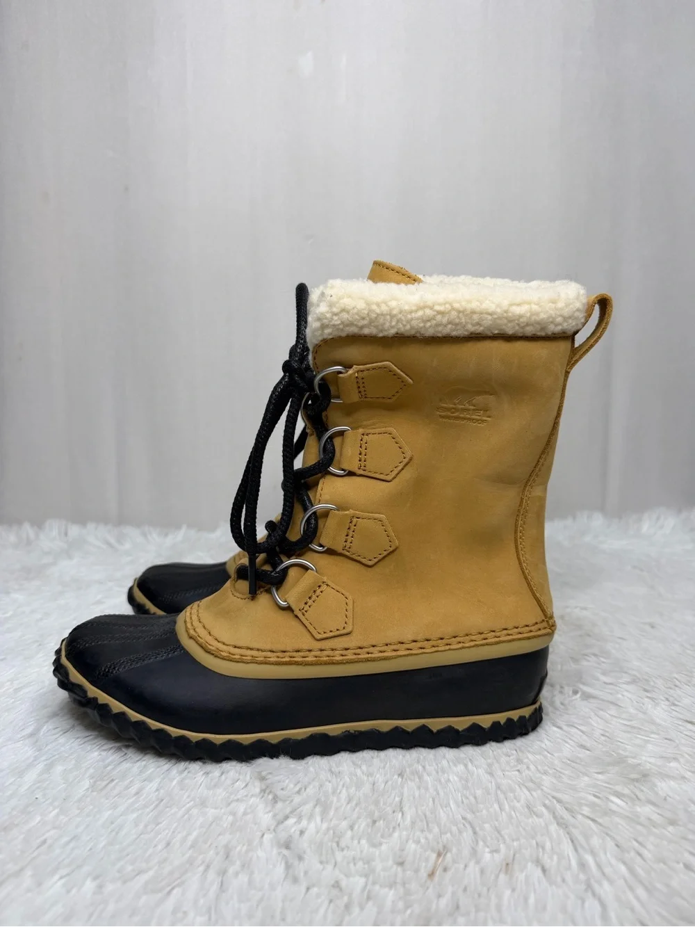 SOREL / Caribou Slim tan black lace up sherpa lined winter boots